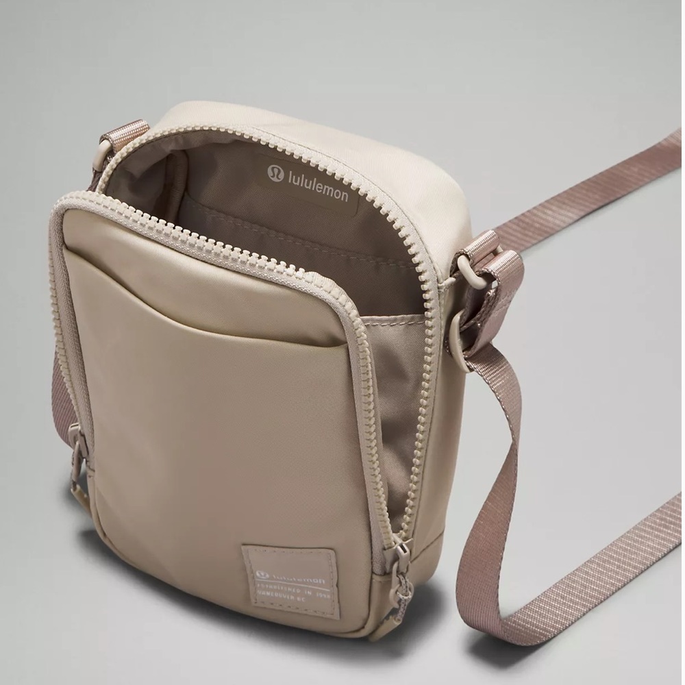 NWT Lululemon Easy Access Crossbody Bag 1.5L in black ( RARE ) - Picture 6 of 16
